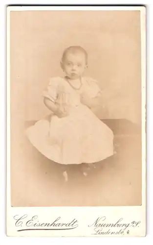 Fotografie C. Eisenhardt, Naumburg, Linden Strasse 4, Portrait niedliches Kleinkind im weissen Kleid
