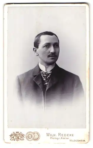 Fotografie Wilh. Redeke, Hildesheim, Kreuzstrasse 22, Portrait junger Herr im Anzug mit Krawatte