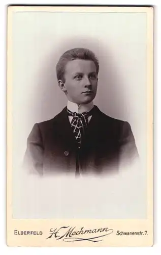 Fotografie H. Mochmann, Elberfeld, Schwanenstrasse 7, Portrait junger Mann im Anzug mit Krawatte