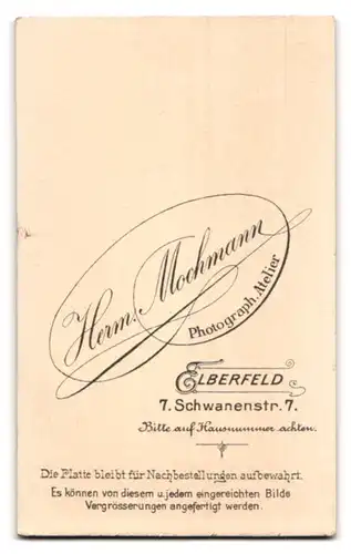 Fotografie H. Mochmann, Elberfeld, Schwanenstrasse 7, Portrait junger Mann im Anzug mit Krawatte