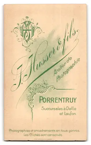 Fotografie J. Husser & fils, Porrentruy, Portrait stattlicher Herr mit Fliege und Schnurrbart