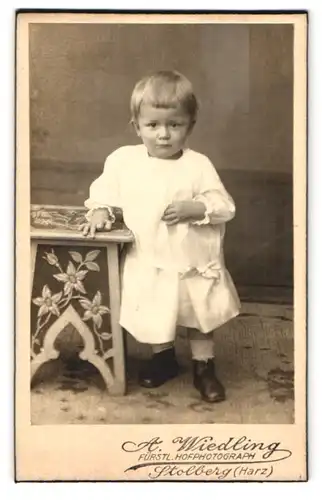 Fotografie A. Wiedling, Stolberg / Harz, Portrait niedliches Kleinkind im weissen Kleid