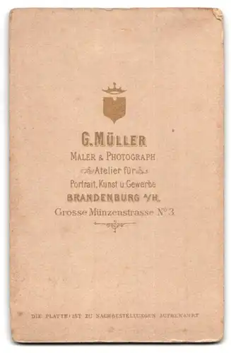 Fotografie G. Müller, Brandenburg a / H., Grosse Münzenstrasse 3, Portrait bürgerliche Dame mit Kleinkind im Arm