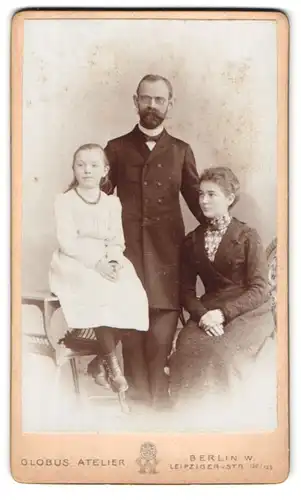 Fotografie Atelier Globus, Berlin-W, Leipziger-Strasse 132-135, Portrait bürgerliches Paar mit einer Tochter