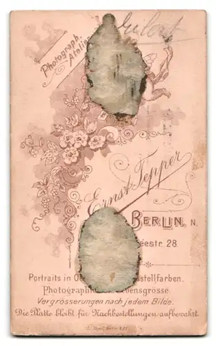 Fotografie Ernst Tepper, Berlin-N, Chausséestrasse 28, Portrait junges Paar in hübscher Kleidung mit Blume