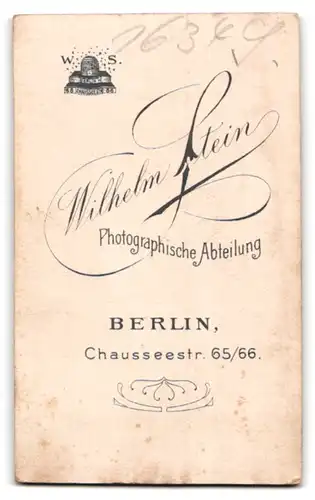 Fotografie Wilhelm Stein, Berlin, Chausseestrasse 65-66, Portrait zwei junge Mädchen in hübscher Kleidung mit Buch
