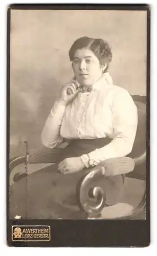 Fotografie A. Wertheim, Berlin, Leipzigerstrasse, Portrait junge Dame in weisser Bluse auf Stuhl sitzend