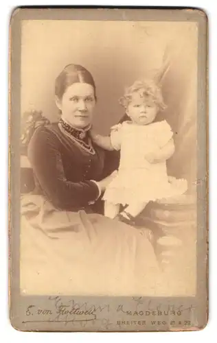 Fotografie E. von Flottwell, Magdeburg, Breiter Weg 21 & 22, Portrait bürgerliche Dame mit Kleinkind