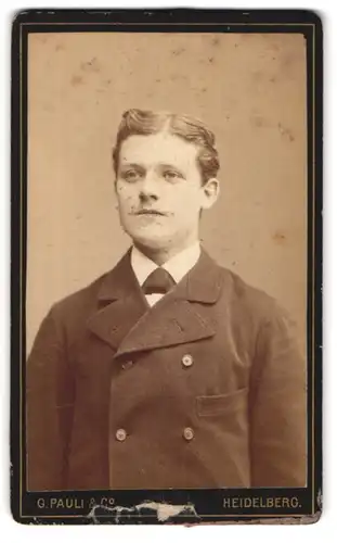 Fotografie G. Pauli & Comp., Heidelberg, Portrait junger Mann im modischer Kleidung mit Fliege