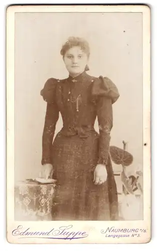 Fotografie Edmund Suppe, Naumburg a / S., Langegasse 5, Portrait bürgerliche Dame mit Buch an Tisch gelehnt