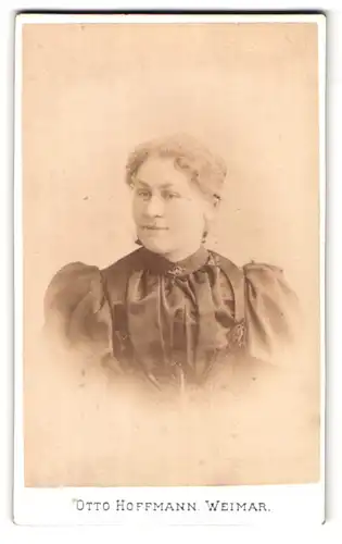 Fotografie Otto Hoffmann, Weimar, Schöterstrasse 31, Portrait junge Dame im Kleid mit Puffärmeln