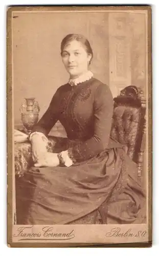 Fotografie Francois Cornand, Berlin, Neander-Strasse 20, Portrait festlich gekleidete Dame am Tisch sitzend