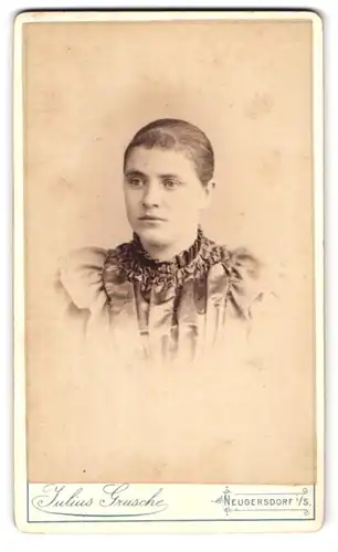 Fotografie Julius Grusche, Neugersdorf in Sachsen, Portrait junge Dame mit zurückgebundenem Haar