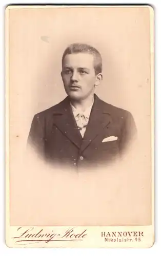 Fotografie Ludwig Rode, Hannover, Nicolaistrasse 45, Portrait junger Herr im Anzug mit Einstecktuch