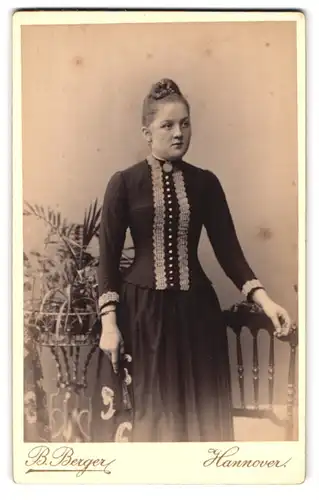Fotografie B. Berger, Hannover, Schillerstrasse 34 A, Portrait bürgerliche Dame mit Fächer an Stuhl gelehnt