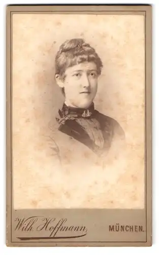 Fotografie Wilh. Hoffmann, München, Kauffingerstrasse 21, Portrait junge Dame mit Hochsteckfrisur