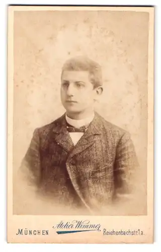 Fotografie Atelier Wimmer, München, Reichenbachstrasse 1 a, Portrait junger Herr im Anzug mit Fliege