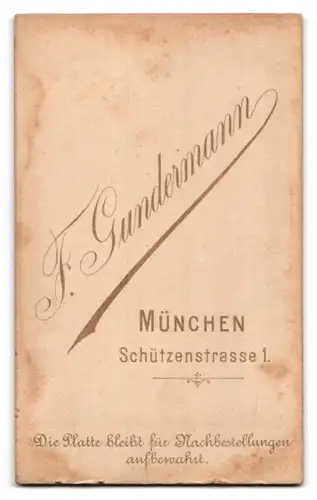 Fotografie F. Gundermann, München, Schützenstrasse 1, Portrait junger Herr im Anzug mit Krawatte