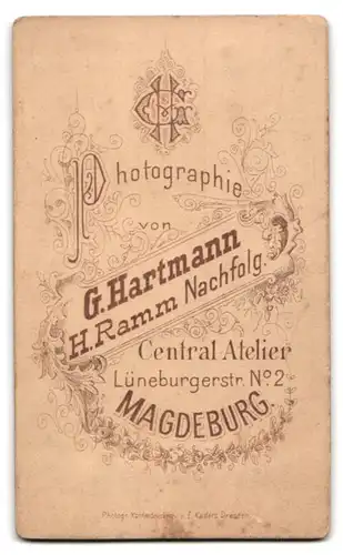 Fotografie G. Hartmann, Magdeburg, Lüneburgerstrasse 2, Portrait niedliches Kleinkind im Kleid auf Sockel sitzend