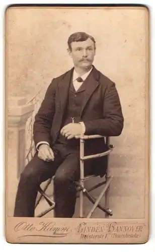 Fotografie Otto Kamm, Linden-Hannover, Deisterstrasse 1, Portrait junger Herr im Anzug auf Stuhl sitzend