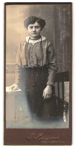 Fotografie Paul Petzold, Brandenburg a / H., Steinstrasse 52, Portrait junge Dame in hübscher Bluse mit Halskette