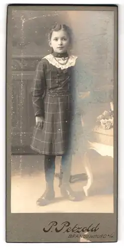 Fotografie Paul Petzold, Brandenburg a / H., Steinstrasse 52, Portrait kleines Mädchen im karierten Kleid