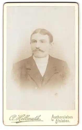 Fotografie A. Hellmuth, Aschersleben, Markt 25, Portrait eleganter Herr mit Krawatte und Schnurrbart