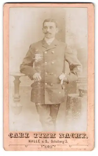 Fotografie Carl Timm Nachf., Halle a. S., Schulberg 3, Portrait Soldat in Uniform mit Handschuhen