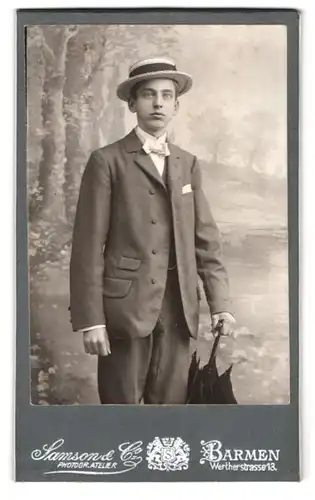 Fotografie Samson & Co., Barmen, Wertherstrasse 13, Portrait junger Herr im Anzug mit Fliege und Hut