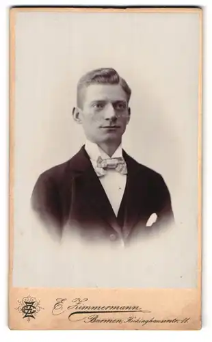 Fotografie E. Zimmermann, Barmen, Heckinghauserstrasse 11, Portrait junger Mann im Anzug mit Fliege