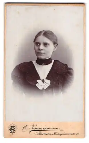 Fotografie E. Zimmermann, Barmen, Heckinghauserstrasse 11, Portrait junge Dame mit zurückgebundenem Haar