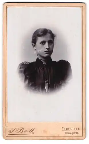 Fotografie F. Barth, Elberfeld, Herzogstrasse 11, Portrait junge Dame mit zurückgebundenem Haar