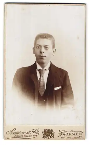 Fotografie Samson & Co., Barmen, Wertherstrasse 13, Portrait junger Herr im Anzug mit Krawatte