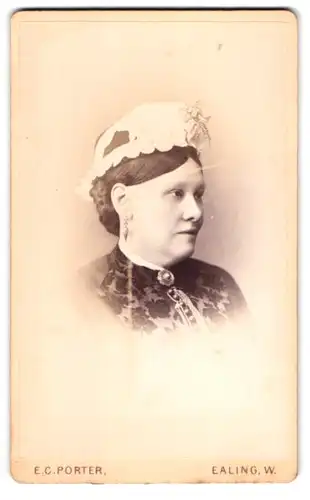 Fotografie E. C. Porter, Ealing-W, 2 The Mall, Portrait bürgerliche Dame mit Haube und Kragenbrosche