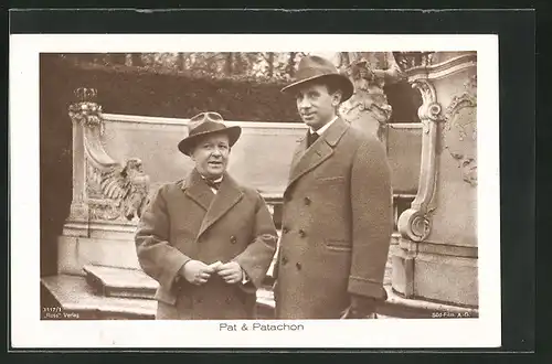 AK Schauspieler Pat & Patachon in Mänteln vor einem Denkmal