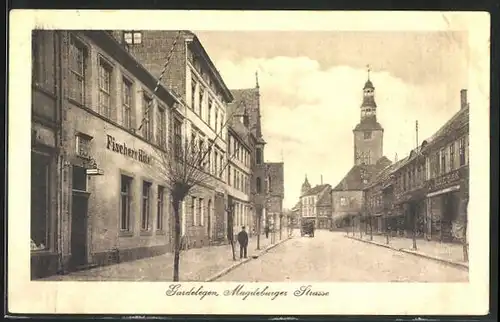 AK Gardelegen, Magdeburger Strasse mit Kirche und Häusern