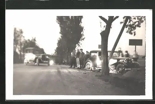 Foto-AK Automobil Adler, Szene am Strassenrand mit Passanten