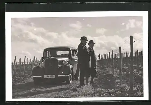 AK Zwei Herren stehen mit einem Opel-Automobil mit Kennzeichen IT-97154 auf einem Feldweg