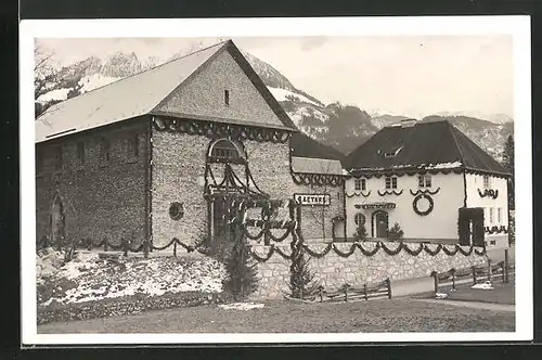 Foto-AK Schönau / Königssee, Festschmuck am katholischen Pfarramt in der Untersteiner Strasse ca. 1930