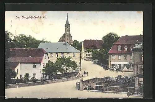 AK Berggiesshübel / Sachsen, Strassenpartie im Ort, Blick zur Kirche