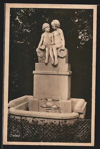 AK Crefeld, vor dem Kinderbrunnen