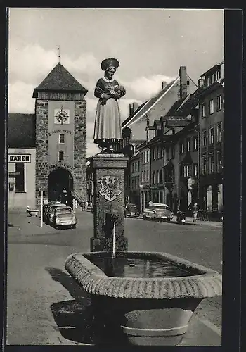 AK Villingen i. Schwarzwald, Alt-Villingerin-Brunnen und Bickentor