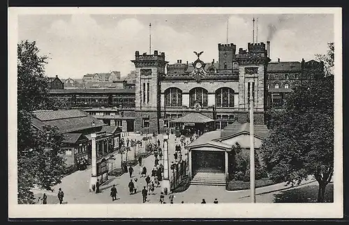 AK Saarbrücken, Hauptbahnhof mit Leuten
