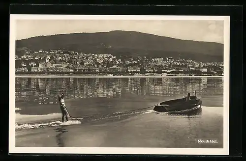 AK Neuchatel, Totale vom See aus gesehen, Wasserskifahrer