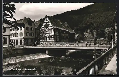 AK Schiltach / Schwarzwald, Flusspartie mit Brücke