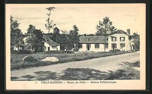 AK Viels-Maisons, Route de Paris - Station Téléphonique