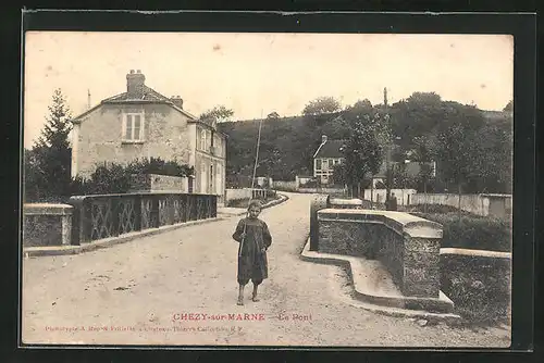 AK Chezy-sur-Marne, Le Pont, Strassenpartie mit Kind