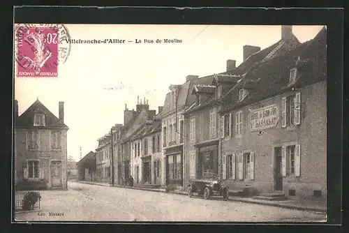 AK Villefranche-d`Allier, La Rue de Moulins, Strassenpartie