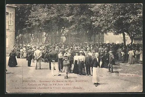 AK Moulins, Souvenir du Sacre de Mgr. Boutry, Évêque du Puy 1907, Les Catholiques chantant le Credo devant l`Évêché