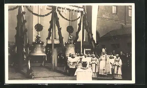 AK Prag / Praha, Nove Emauzske zvony, Sveceni 1928, Geistliche und Glocken